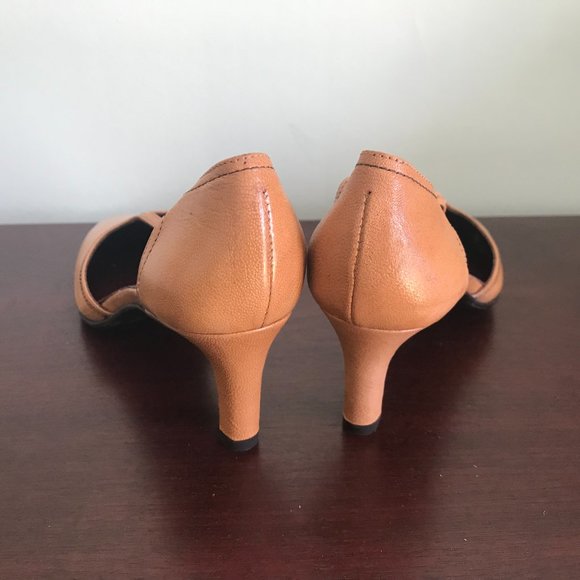 Coach | Tan T-Strap Heels - Picture 4 of 7